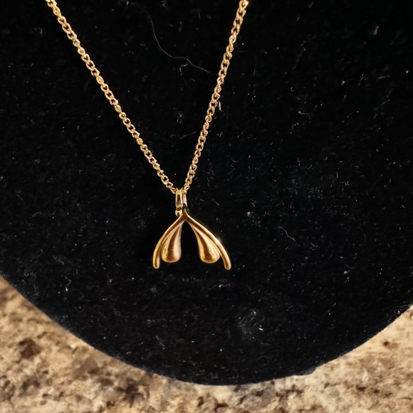 NWT Womanizer Gold Tone Necklace with Butterfly Pendant and O-Shaped Chain - Picture 3 of 5